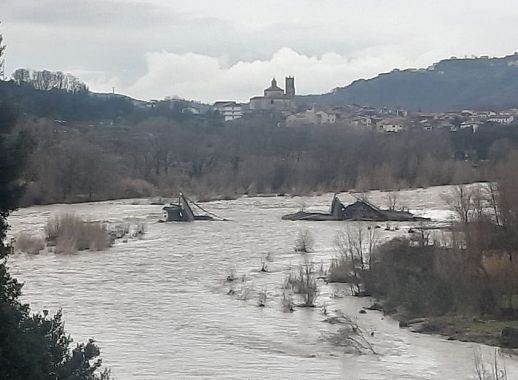 Quel che resta del ponte crollato ad Albiano Magra, dopo il passaggio della piena