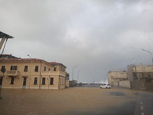 Il mare ha invaso le strade a Marina di Pisa